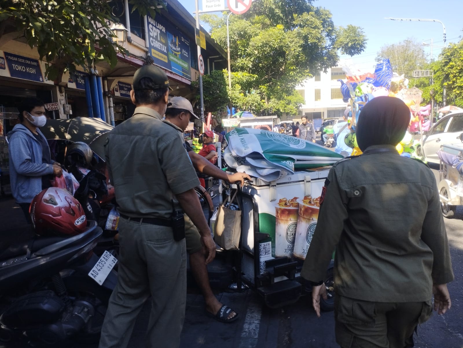 Patroli Jebres Satpol PP Standby di Pasar Gede, Lakukan Penertiban PKL